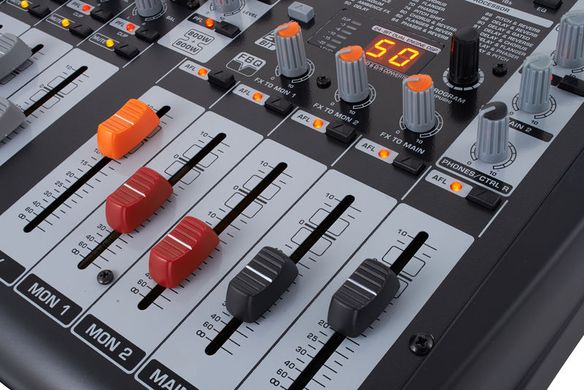 Активний мікшерний пульт Behringer PMP4000