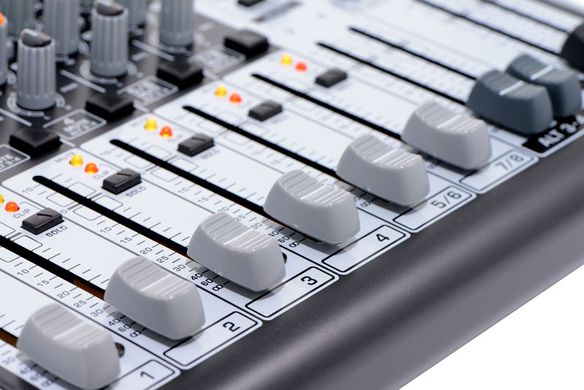 Микшерный пульт Behringer XENYX X1204USB