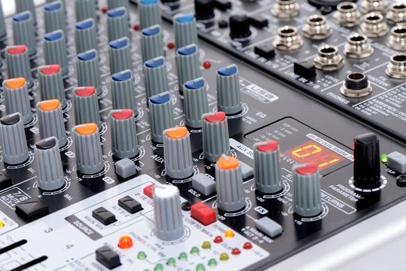 Мікшерний пульт Behringer XENYX X1204USB